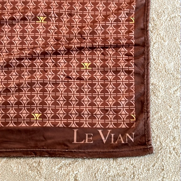 Levian Throw - Picture 3 of 6